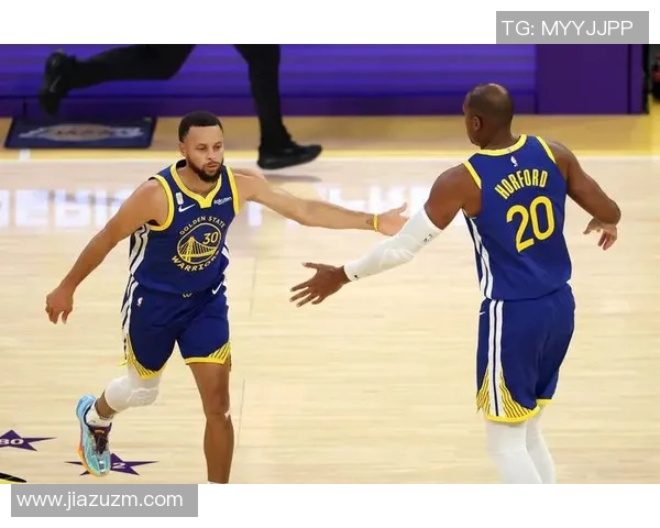 勇士队主场再度大胜,库里投射手感火热 勇士队主场再度大胜,库里投射手感火热